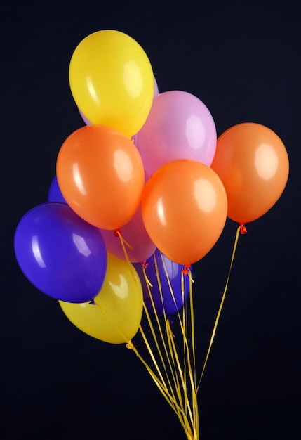 Ballons colorés isolés sur fond noir