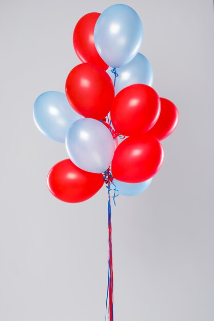 Ballons colorés isolés sur gris