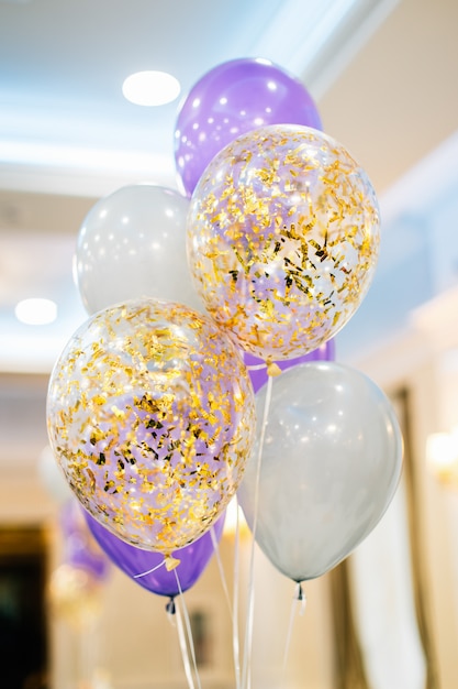 Ballons colorés pour la fête d'anniversaire