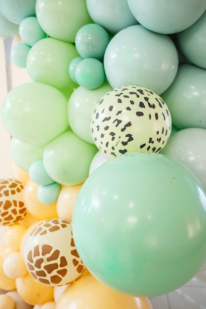 Ballons colorés pour des vacances amusantes. Décoration et décoration pour une fête d'enfants