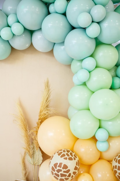 Ballons colorés pour des vacances amusantes. Décoration et décoration pour une fête d'enfants