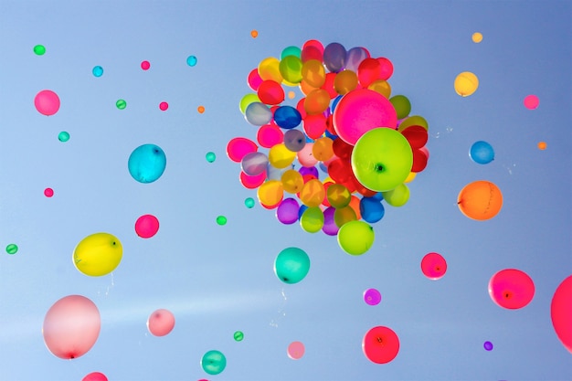 Ballons colorés volant dans le ciel