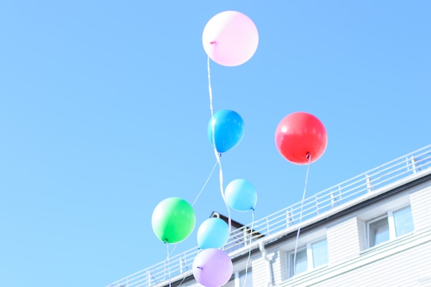 Des ballons colorés volent dans le ciel