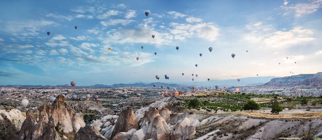 Ballons dans le ciel au-dessus de la Cappadoce