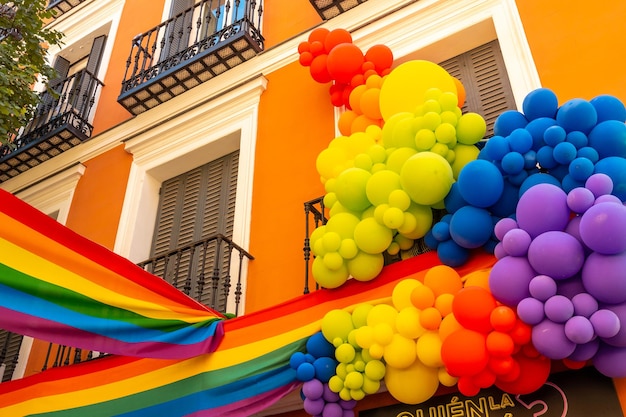 Photo ballons décorés du drapeau lgbt dans les rues lors de la fête de la fierté à madrid