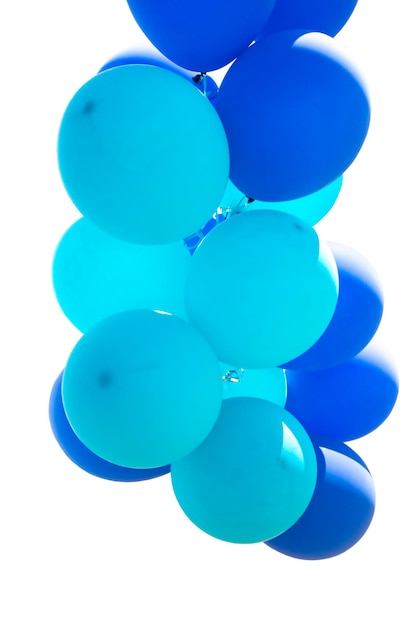 Ballons de fête d'anniversaire bleu volant sur fond blanc