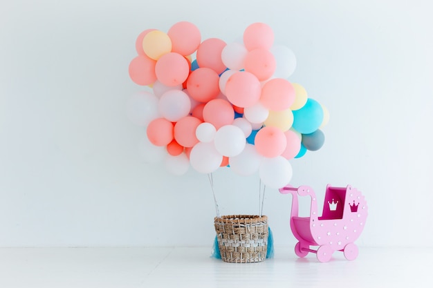 Ballons de fête avec panier