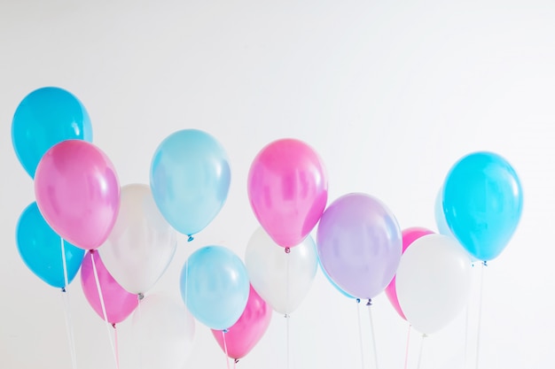 Ballons sur fond blanc