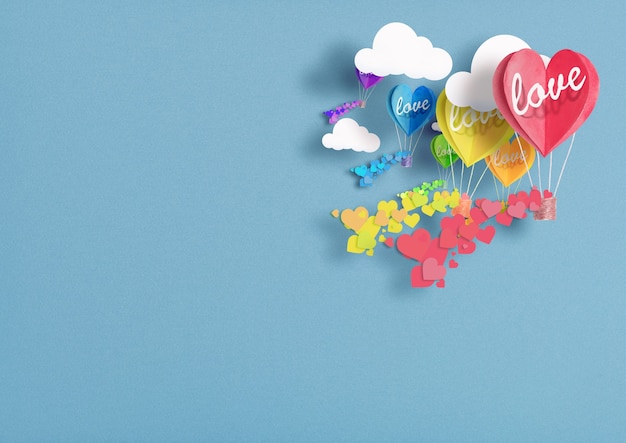 Ballons en forme de coeurs peints aux couleurs lgbt volant dans les nuages avec amour sur eux. concept de liberté et de tolérance