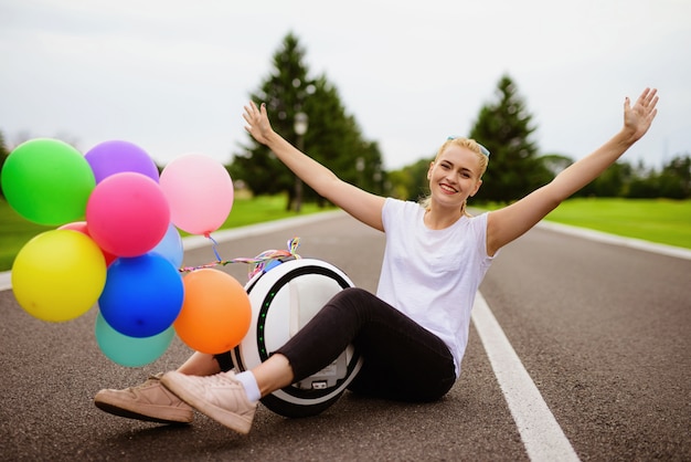Ballons gonflables. Femme assise avec Monowheel en route.