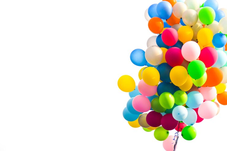 Photo des ballons multicolores sur fond blanc
