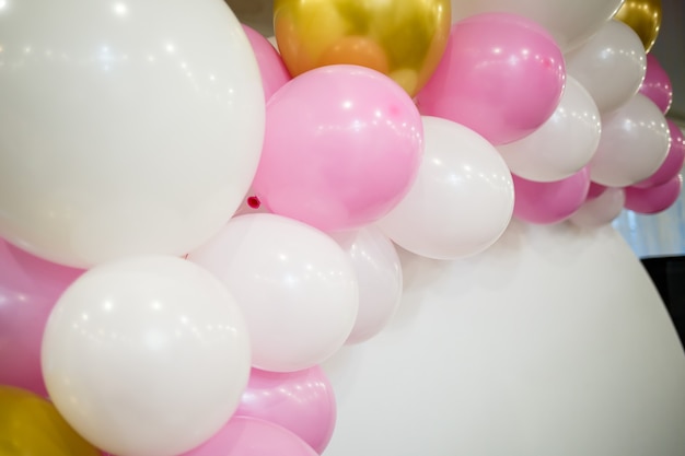 Ballons multicolores pour des vacances joyeuses