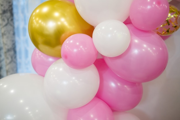 Ballons multicolores pour des vacances joyeuses