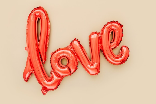 Ballons rouges en forme de mot "Amour". Notion d'amour. Vacances, célébration. Décoration de fête de Saint-Valentin ou de mariage/d'enterrement de vie de jeune fille.