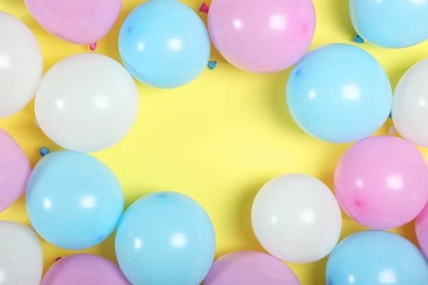 Ballons en vue de dessus couleur fond festif avec place pour le texte