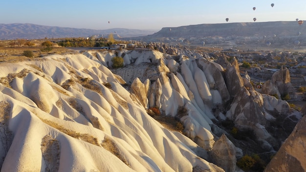 Ballons avec vue sur les rochers en arrière-plan