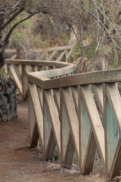 Photo balustrade en bois sur un chemin dans la rambla de castro à tenerife, dans les îles canaries