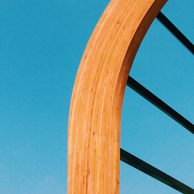 Photo une balustrade en bois contre le ciel bleu