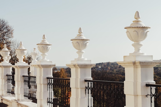 Balustrade de clôture en pierre blanche dans le parc d'automne