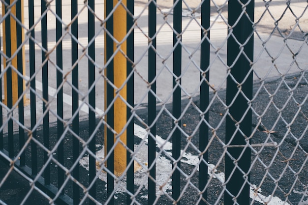 Balustrade sur un sentier vu à travers une clôture en chaîne