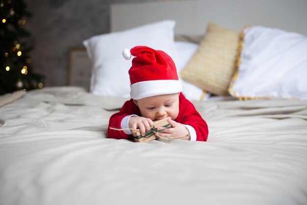 Bambin de Noël en bonnet de Noel. Vacances du Nouvel An.