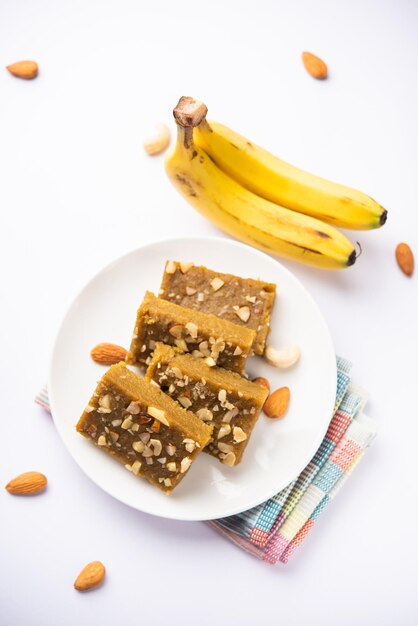 Banana Burfi ou pakke kele ki barfi est un délicieux dessert indien préparé pendant les festivals et les occasions spéciales