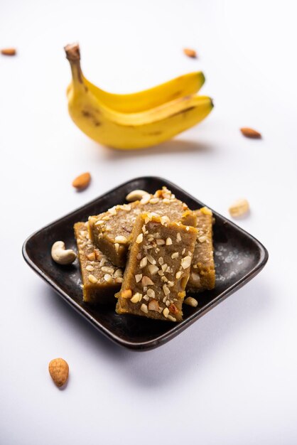 Photo banana burfi ou pakke kele ki barfi est un délicieux dessert indien préparé pendant les festivals et les occasions spéciales