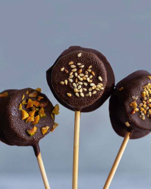 Banane au chocolat avec garnitures sur gris