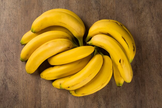 Une banane de bananes et une banane en tranches dans une casserole sur une table.