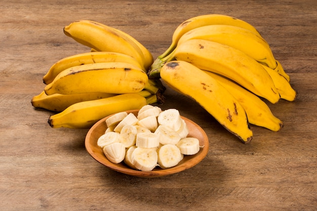 Une banane de bananes et une banane en tranches dans une casserole sur une table.