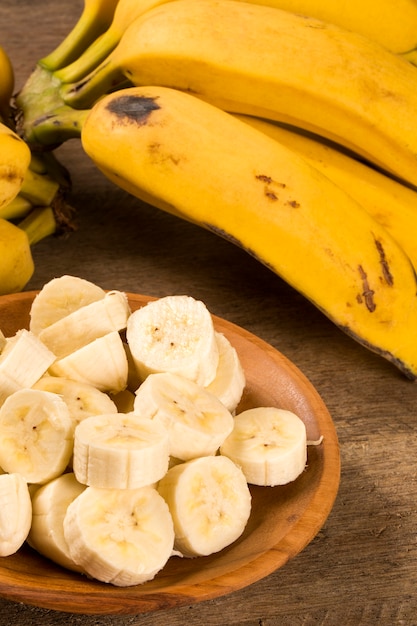 Une banane de bananes et une banane en tranches dans une casserole sur une table.