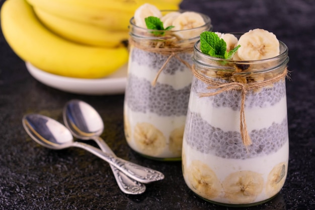 Banane Chia Pudding en pot sur fond noir Concept Snacks sains