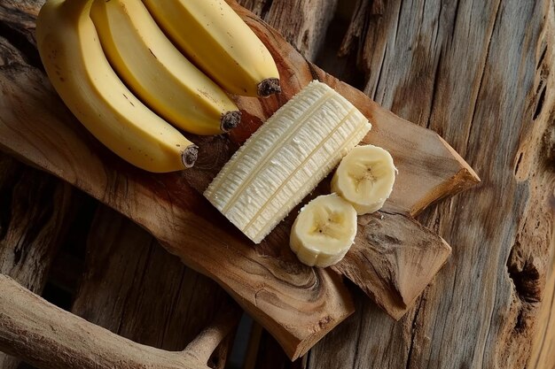 Banane coupée d'en haut sur planche de bois