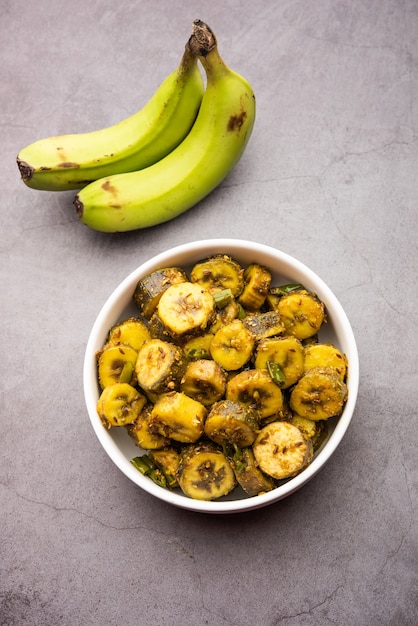 Banane crue sabzi ou kacchey kele ki sabji populaire dans les États côtiers de l'Inde comme Kerla, Goa et Maharashtra