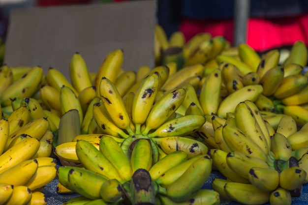 La banane est un fruit thaïlandais si aromatique et sucré à vendre au marché de la nourriture de rue