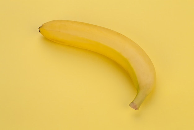 Banane sur fond jaune. Minimalisme.