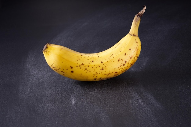 Banane sur fond noir