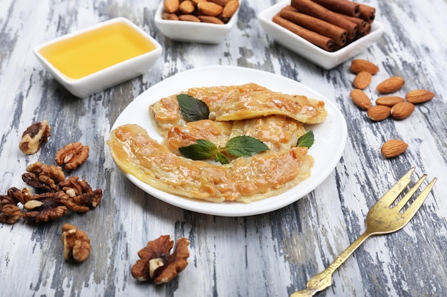 Banane frite sucrée sur gros plan de plaque