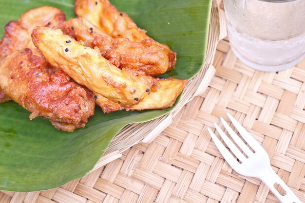 Banane frite sur la table.