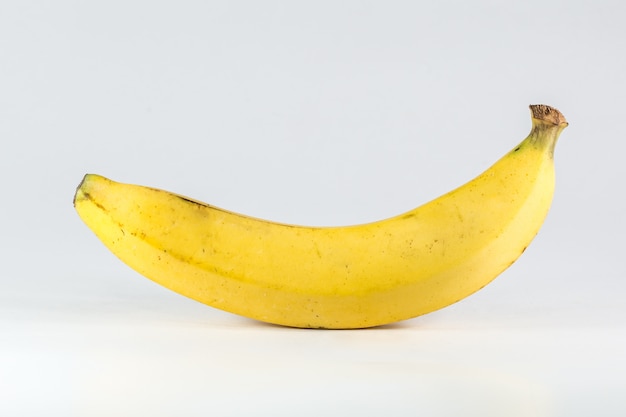 Banane isolé sur blanc