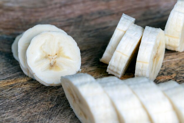 Banane jaune mûre coupée en morceaux