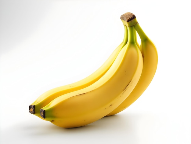 Banane jaune mûre sur fond blanc