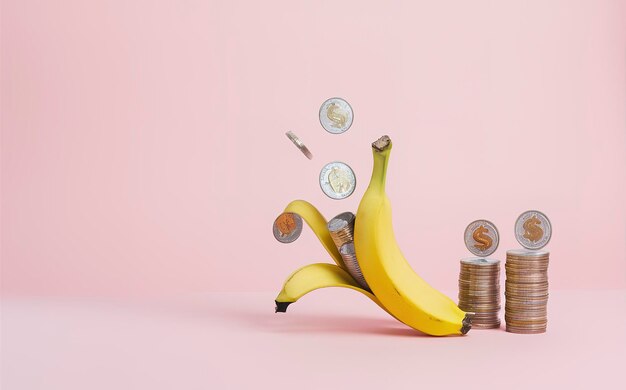 Photo banane jaune avec pile de pièces empilées isolées sur fond rose