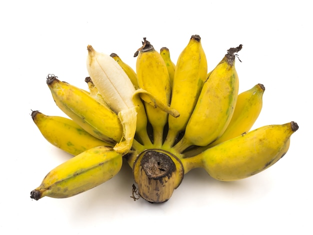 Banane mûre cultivée sur fond blanc