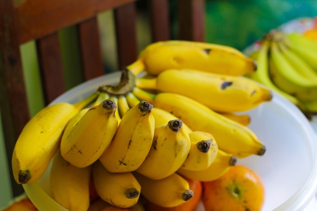 Banane mûre dans un bol