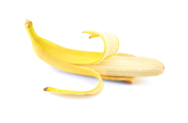 Banane mûre fraîche sur blanc