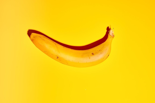 Banane mûre fraîche sur fond jaune Vue de dessus mise à plat