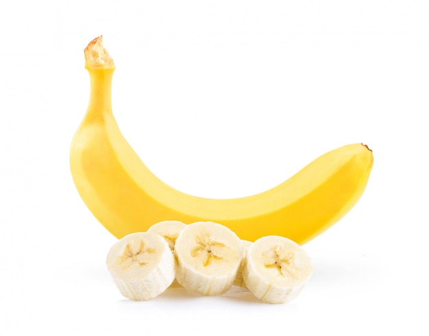 Banane mûre isolée sur fond blanc