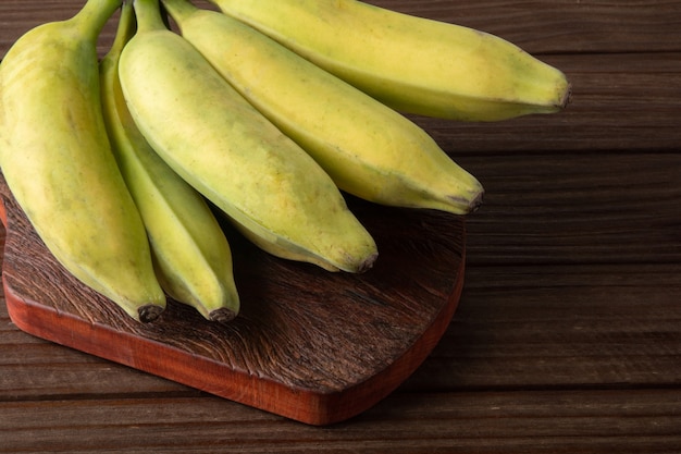 Banane mûre isolée avec un fond en bois foncé..