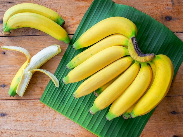 Photo banane mûre jaune sur une table en bois en vue de dessus